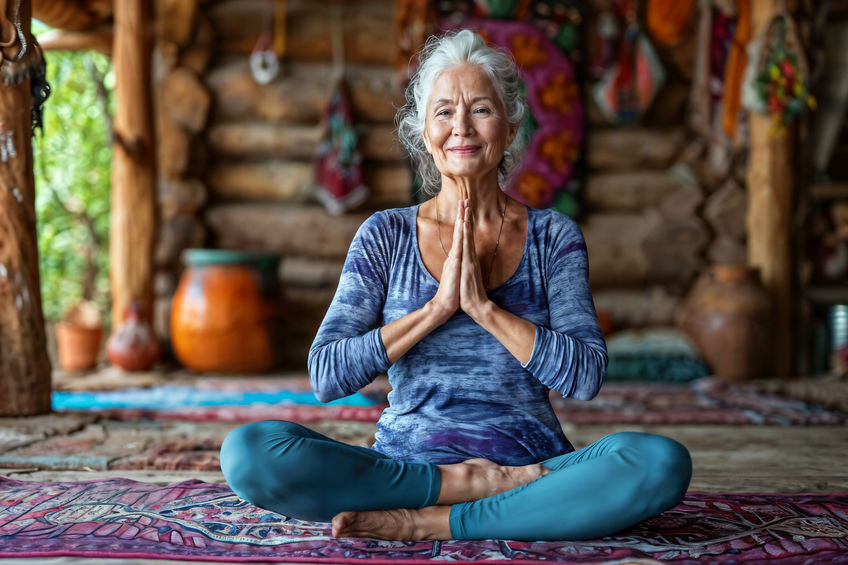 Découvrez les benefices du ypga pour les seniors ? Les bienfaits du yoga pour les seniros et du grand âge !