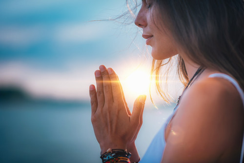 Yoga : s'ancrer dans le présent ppour préparer la méditation