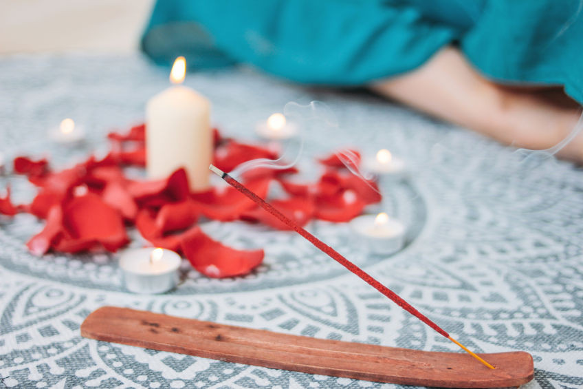 Meditation et yoga : utilisez les bougies et les encens