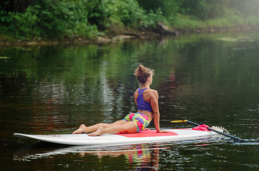 découvrez les postures du paddle yoga les psotures du paddle yoga