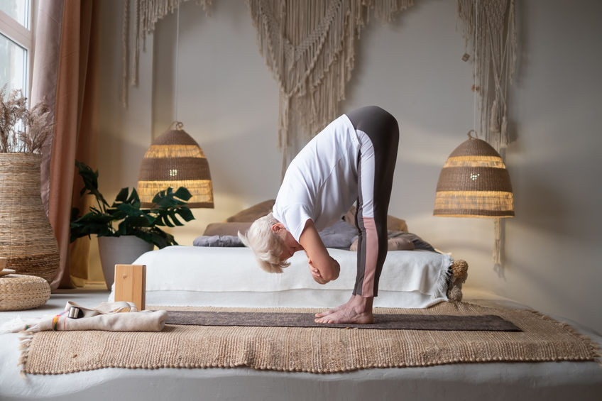 Posture de la pince debout : le relâchement et le massage du système digestif Posture de la pince debout : le relâchement et le massage du système digestif
