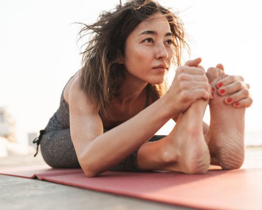 Yoga, micronutrition et hormones : l’équilibre féminin à tout âge