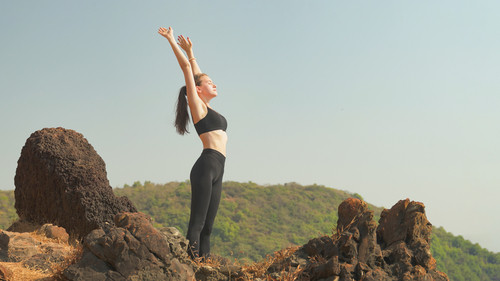 Urdhva hastasana : quand la montagne se dresse vers le ciel