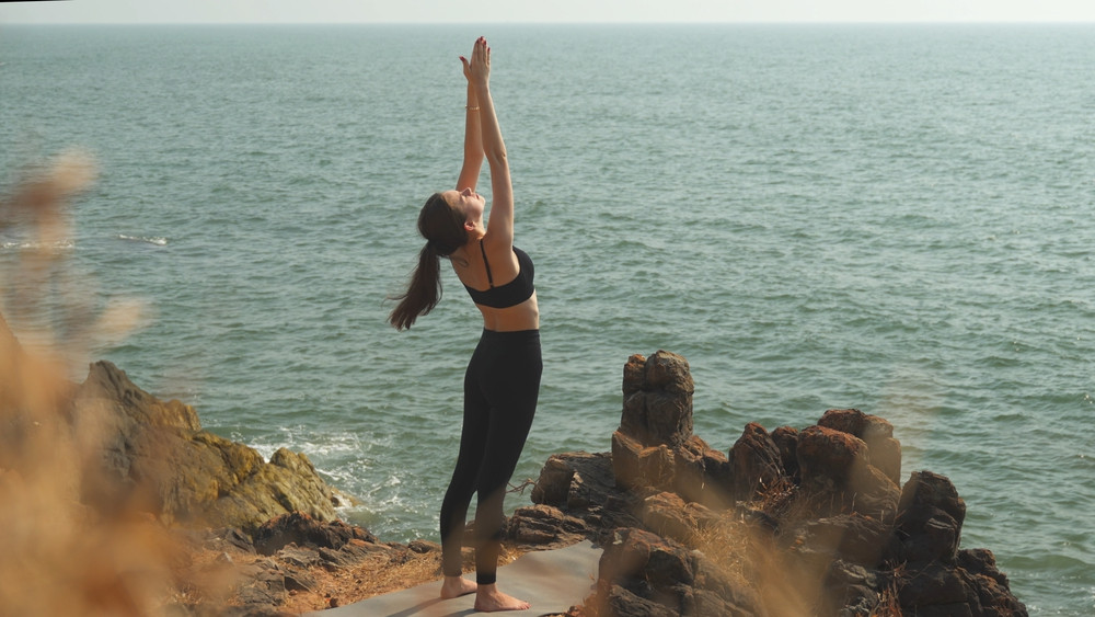 Urdhva hastasana : le détail de l'asana
